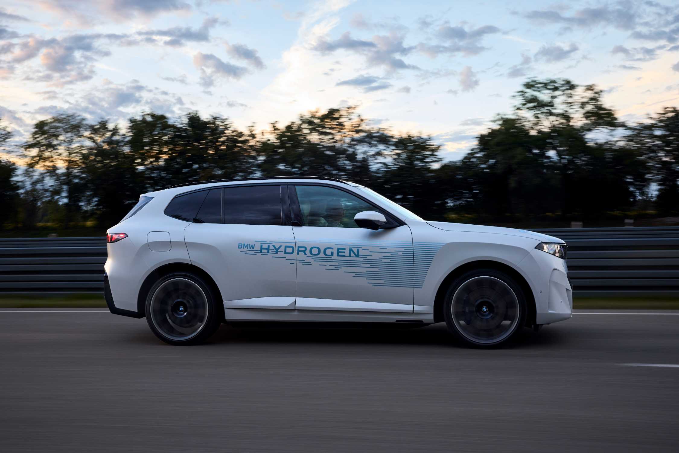 BMW iX5 Hydrogen yol testlerinde, seri üretim hazırlığı Münih'te sürüyor