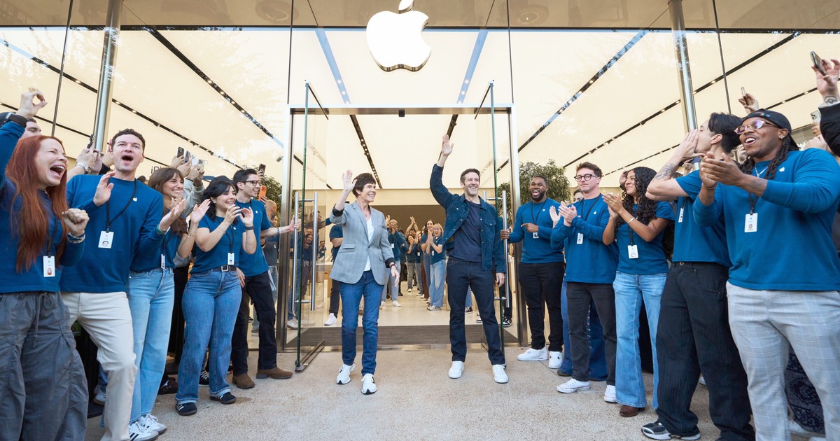 Apple'ın İlk Katlanabilir Telefonu iPhone Duo Mağazalarda Satışa Çıktı