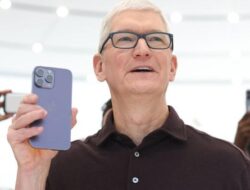 CEO Apple Santai Tarif Impor Trump: Strategi Jeniusnya?