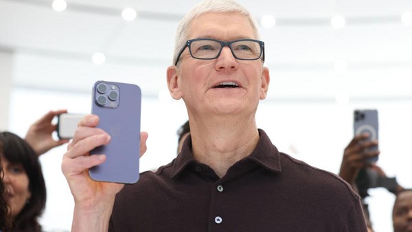 CEO Apple Santai Tarif Impor Trump: Strategi Jeniusnya?