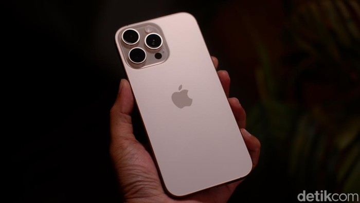 CEO Apple Ungkap: Harga iPhone Naik Karena Tarif Baru?