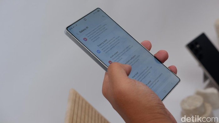 Samsung Galaxy AI: Restoran Futuristik, Menu Kreasi Canggih